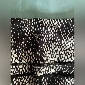 Zyia black viper pocket light n tight hi-rise leggings